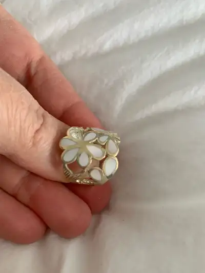 Size 7 estate sale ring - as is, View more