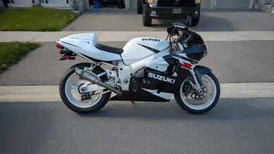 Selling my factory fuel injection SRAD 750 Bike comes with new aftermarket fairings and old aftermar...