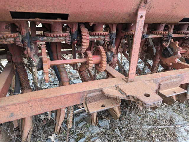 Seed drill in Other in Napanee - Image 2
