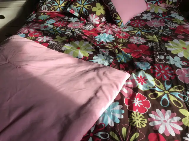 Douillette édredon draps in Beds & Mattresses in Longueuil / South Shore - Image 2