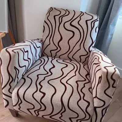 Offrez-vous ces 2 fauteuils beiges avec des motifs rayés bruns distinctifs, parfaits pour ajouter un...