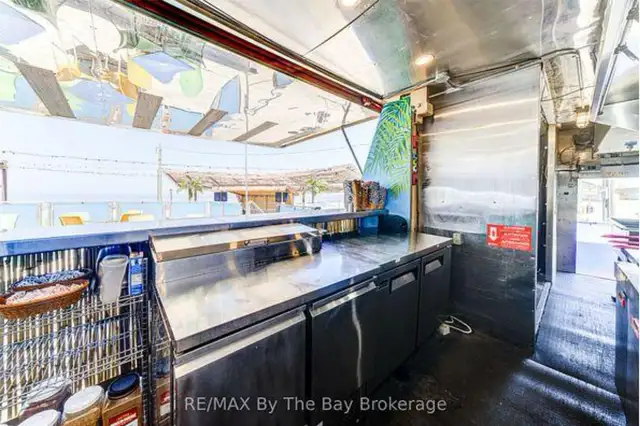 53’ Mobile Bar/Restaurant Event Trailer with Full Kitchen in Other Business & Industrial in Barrie - Image 9