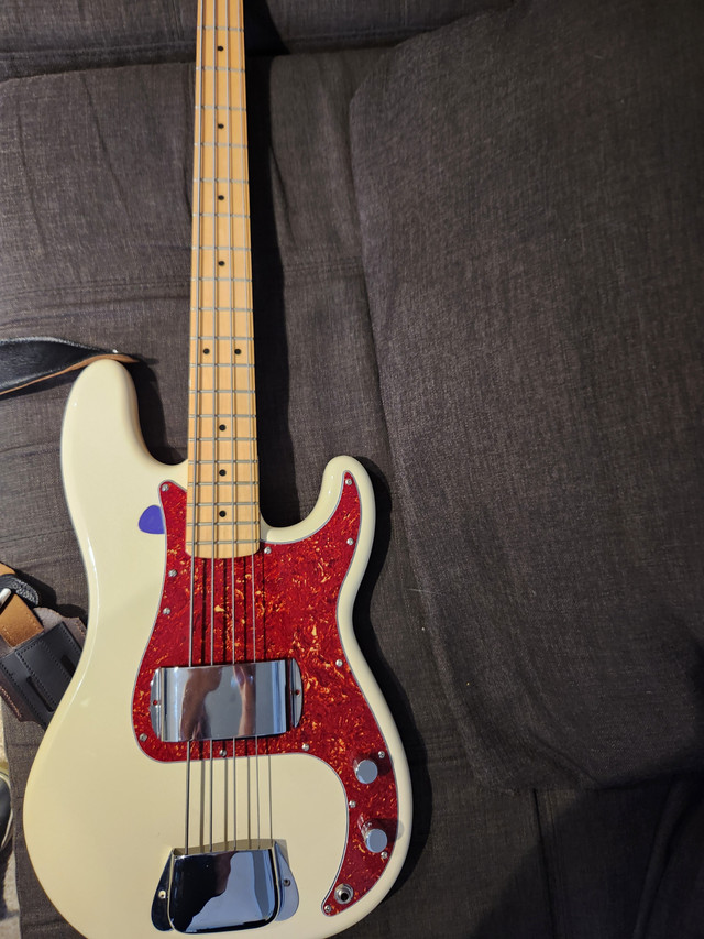 Fender Precision Bass 2012 Mexico closet classic $1200 obo in Guitars in Belleville