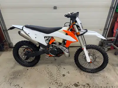 For sale is my 2020 KTM 300 XC-W Six Days Special Addition dirt bike. I purchased this bike in 2024...