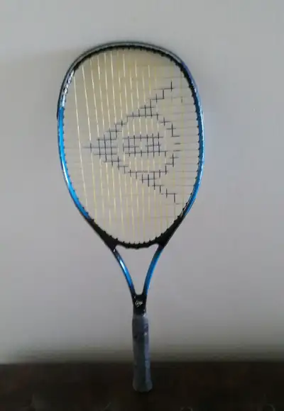 Raquette de tennis Dunlop , junior ,25 po , idéal pour enfants 10 a 11 ans