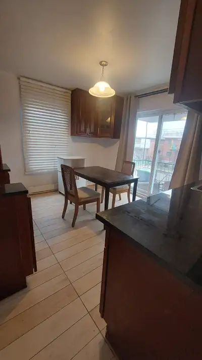 un appartement au haut d'un duplex, rénové et lumineux, situé dans un quartier calme d'Ahunstic et p...