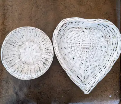 De formes et tailles diverses Petits $1 chacun Rond blanc - 6 pouces de diamètre Cœur blanc - 8 pouc...