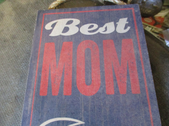 BEST MOM NFL FOOTBALL HOUSTON TEXANS WOOD WALL SIGN $10. in Arts & Collectibles in Winnipeg - Image 2