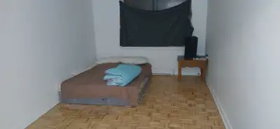 Vendome metro Living room for rent all included wifi light, View more