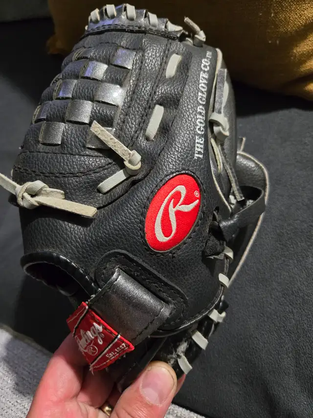 Rawlings 10" Baseball Glove in Baseball & Softball in City of Toronto - Image 2