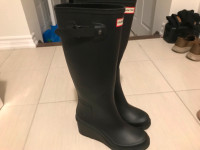 Women’s HUNTER Tall Wedge Rain Boots Size 10 matte Black