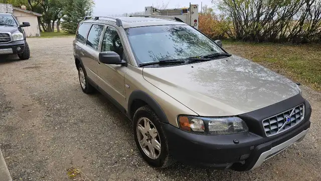 05 Volvo XC70 in Cars & Trucks in Saskatoon - Image 2