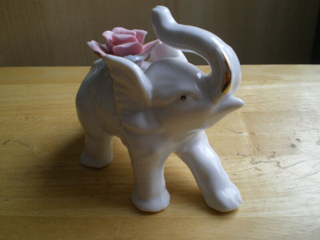 Aris Import Elephant Porcelain White Gold Trim Floral Pink VTG dans Décoration intérieure et accessoires  à Laval/Rive Nord - Image 3