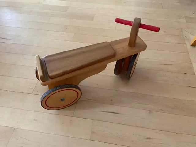 Petit vélo d’intérieur premier âge en bois in Toys in City of Montréal - Image 3