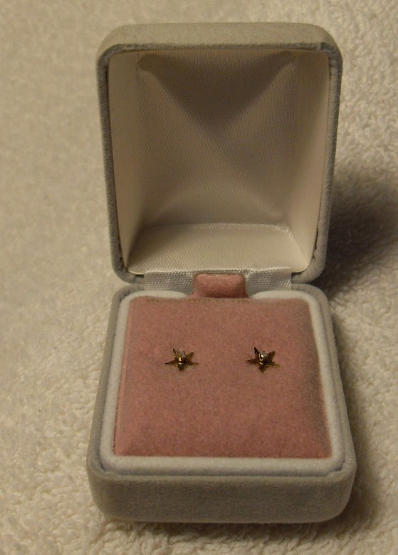 Gift - 10k yellow gold diamond star stud earrings in Jewellery & Watches in Bridgewater - Image 4