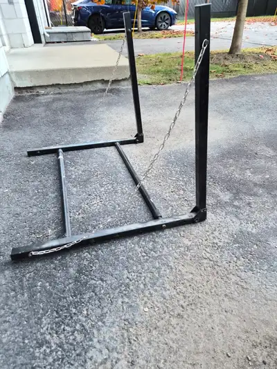 Support pour pneus murale. 25$ chaque