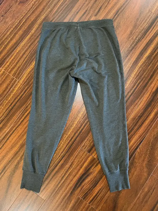 H&M women’s medium lightweight joggers, grey in Women's - Bottoms in Oshawa / Durham Region - Image 6