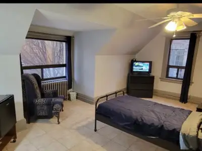 Downtown larger room for rent ideal for students and new immigrants! Cleaning services in general ar...