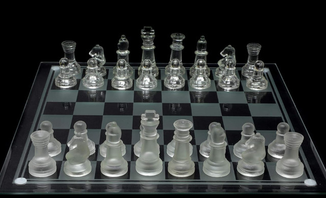 Jeu d'échecs avec pièces transparentes et givrées dans Jouets et jeux  à Ville de Montréal - Image 4