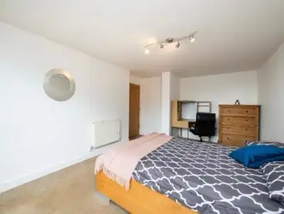 Furnished spacious Room for rent Steps to Yonge St , Aurora $850