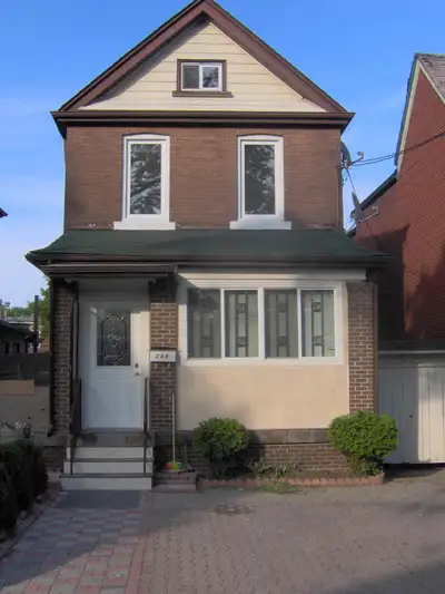 Furnished Spacious Basement Bachelor apt – Aug 1 – Leslieville