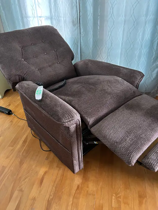 pride power lift assist and reclining chair excellent condition  in Chairs & Recliners in Charlottetown - Image 4