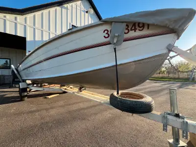 16’ Monark fishing boat , 40 hp, oil injection, power trim , travel tarp, happy troller