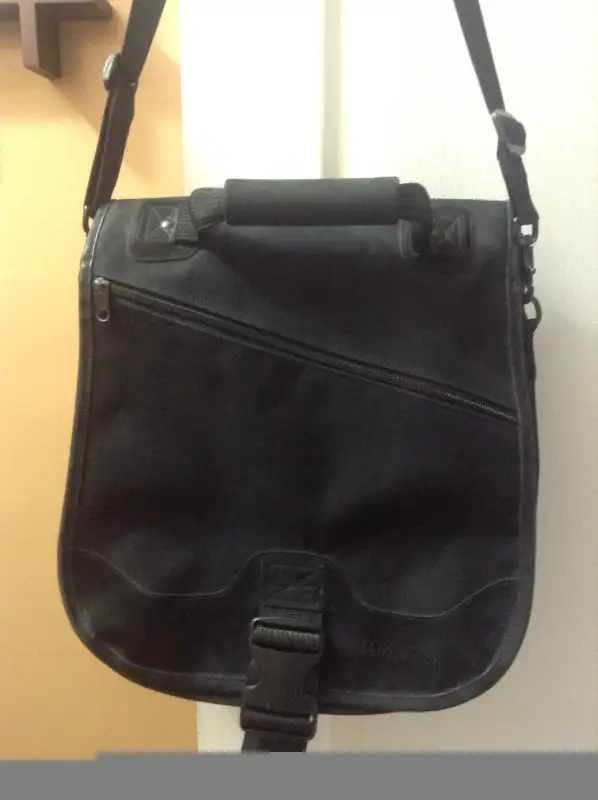 Kensington Saddlebag Laptop Carrying Case – Black in Laptop Accessories in City of Toronto - Image 4