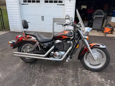 2005 Honda Shadow 1100 Twin - Sabre Very rare bike. Vance Hines exhaust $6500 safeties and ready for...