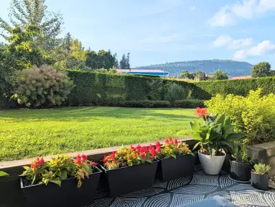 2 BED, 1 Bath, PET friendly, A/C, Outdoor POOL, Hot Tub and Gym!