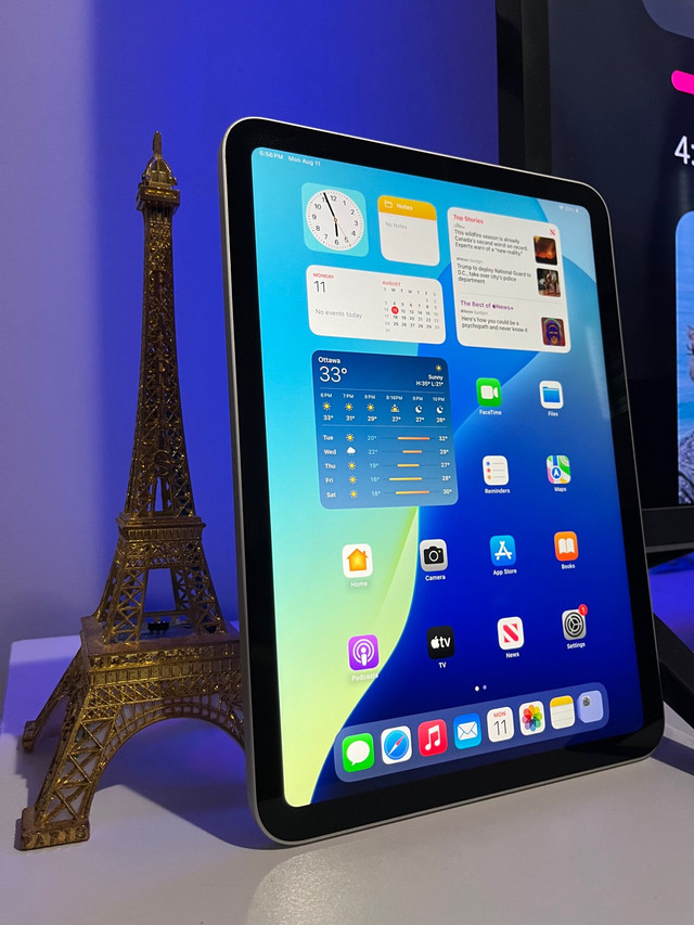 Like New Silver Apple iPad 10th Generation 64GB in iPads & Tablets in Windsor Region - Image 2