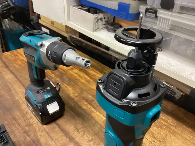 MAKITA LXT 18v BRUSHLESS DRYWALL SCREWGUN and CUT-OUT TOOL KIT in Power Tools in Barrie - Image 3