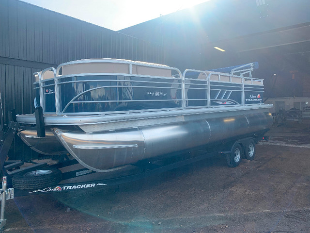 2021 Sun Tracker XP3 Party Barge Pontoon in Powerboats & Motorboats in Lethbridge - Image 2
