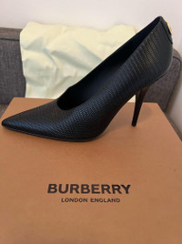 Neuf- souliers talons Burberry /  new Embossed Leather Pumps