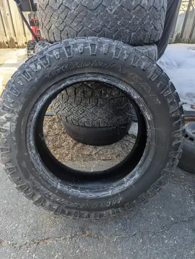 One tire, good shape, only 10k Km on it. Lots of tread.