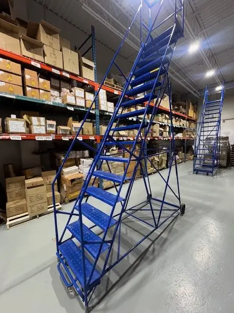 16 Step industrial ladder for sale in Ladders & Scaffolding in Oakville / Halton Region - Image 4