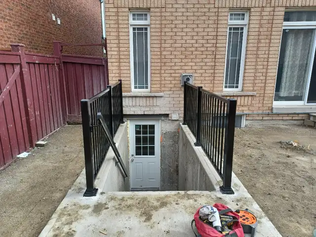 Side Entrance531645818030663681