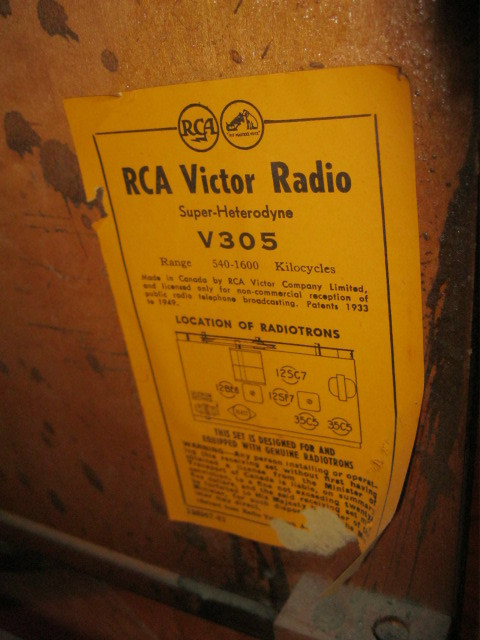 RCA Victor v305 radio and phonograph in Arts & Collectibles in Saskatoon - Image 4