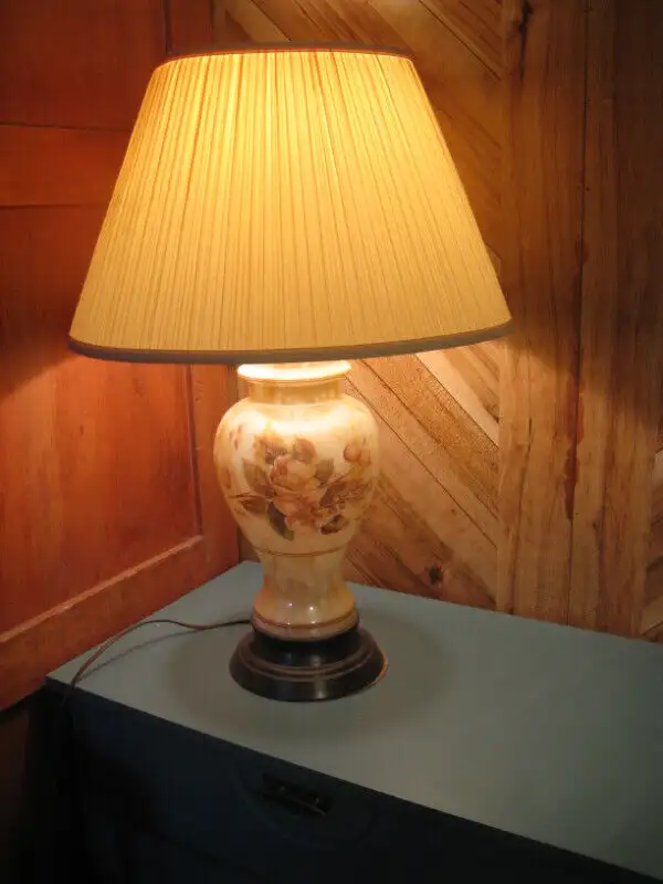 Magnifique lampe de table. Hauteur : 27,5 pouces. in Other in Trois-Rivières - Image 2