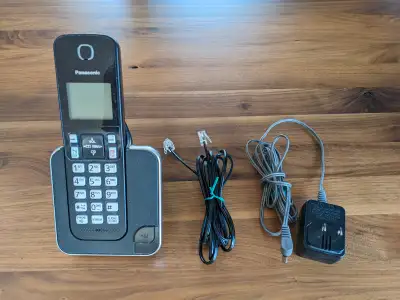 Téléphone sans fil Panasonic DECT 6.0. Modèle KXTGC380C. Comme neuf. Très peu utilisé. Valeur à neuf...