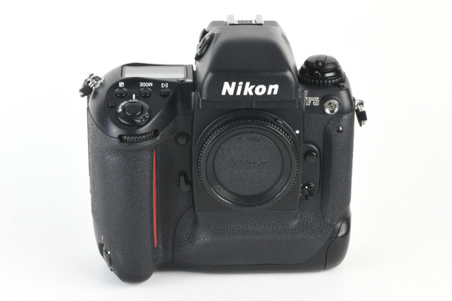 Nikon F5 SLR Minty in Cameras & Camcorders in Cole Harbour - Image 2
