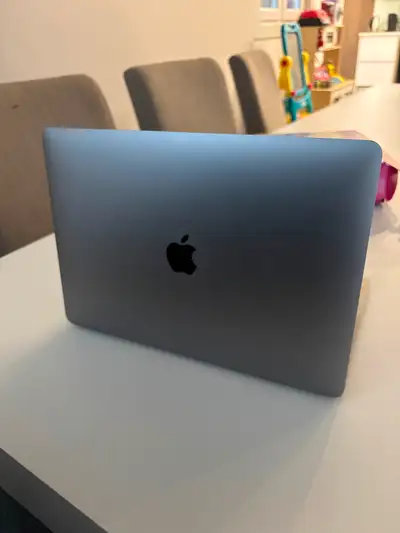 MacBook Air Retina display 2018 13.3inch screen Memory: 8GB Storage: 256GB Processor: 1.6GHz dual-co...