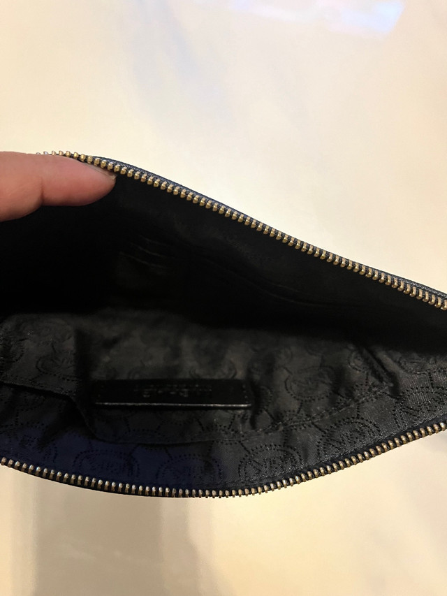 Michael Kors wristlet  in Women's - Bags & Wallets in Oshawa / Durham Region - Image 3
