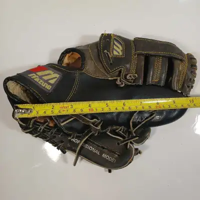 Pocket Needs repair Here are some of its features: * Brand: Mizuno * Model: MZ107 T * Colour: Black...