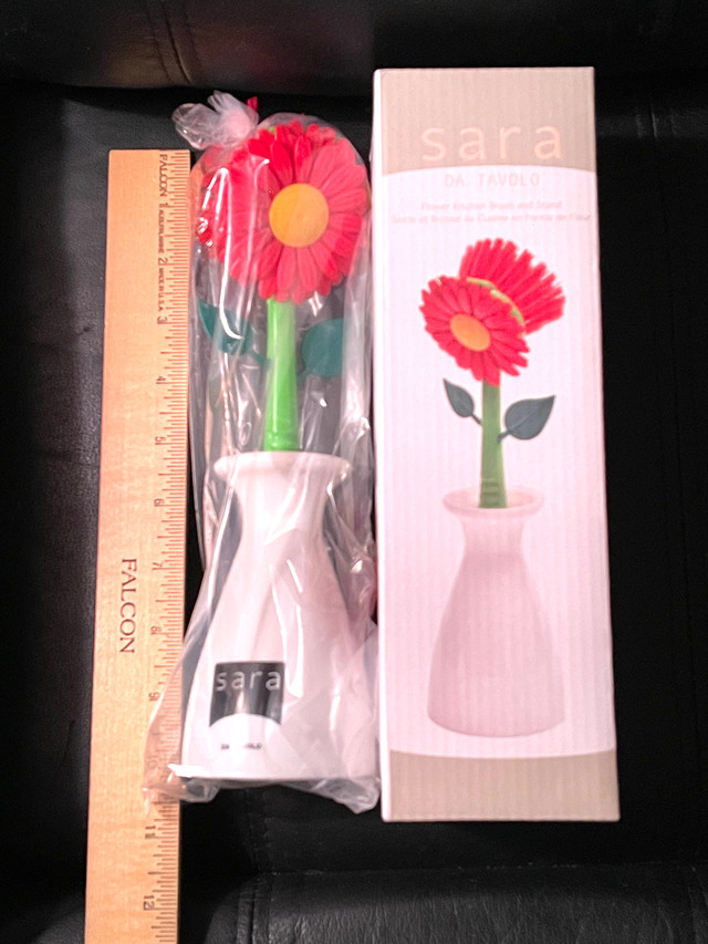 NEW flower kitchen brush and stand in Kitchen & Dining Wares in City of Toronto
