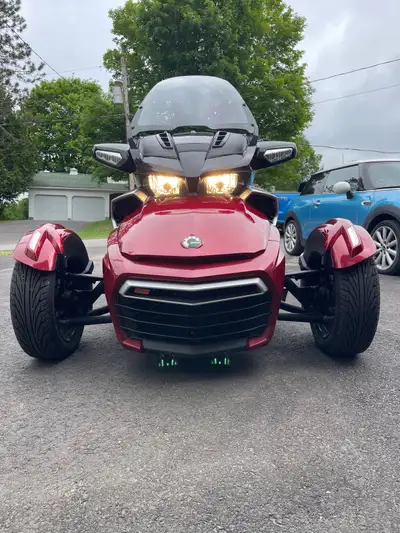 Experience the open road with this 2018 Can-Am Spyder F3-T, featuring a powerful 1330cc engine and a...