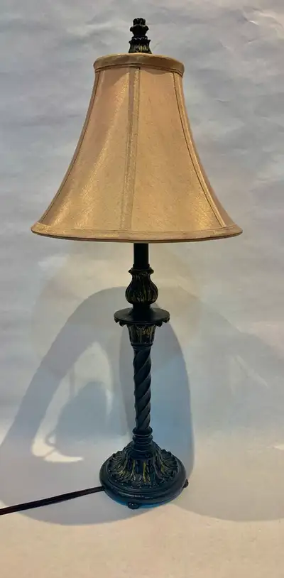 Lampe de chevet usagée, View more