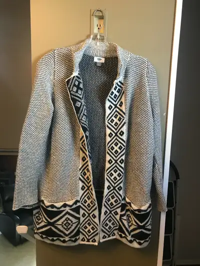 This is a stylish Old Navy cardigan in a black and white geometric pattern, size medium, perfect for...