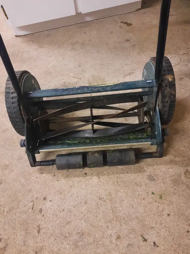 Tondeuse à lame in Lawnmowers & Leaf Blowers in Longueuil / South Shore - Image 3