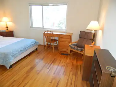 Great, Peaceful Neighbourhood!...SAFE, Quiet Street, IDEAL LOCATION: Just 2~3 Minutes Walk to Public...